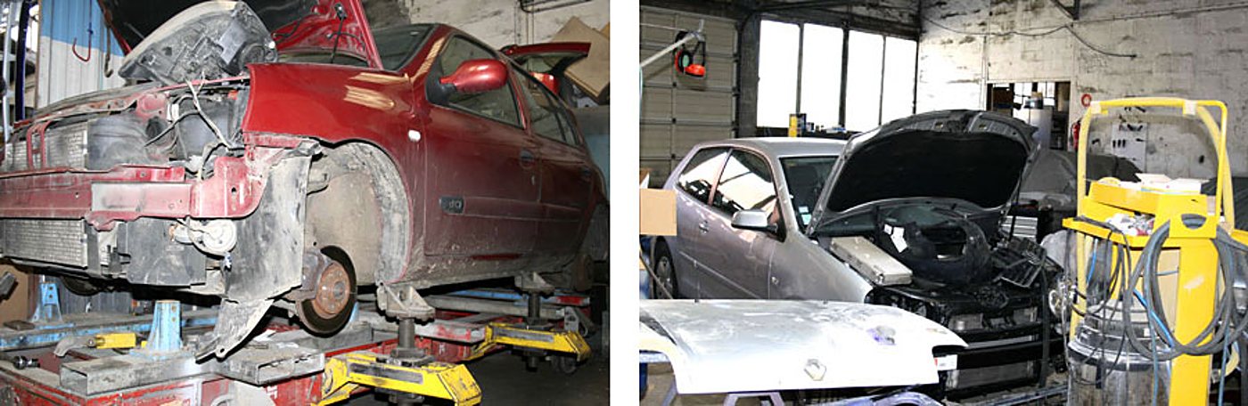 Deux photos d'un atelier de carrosserie montrant une voiture rouge au avant endommagé sur un marbre de redressage et une voiture grise capot ouvert.